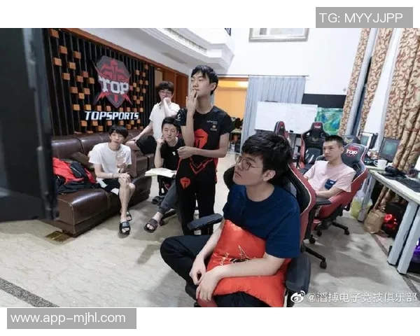 FPX在全球总决赛积分榜上以73分稳居第一，展现强劲实力